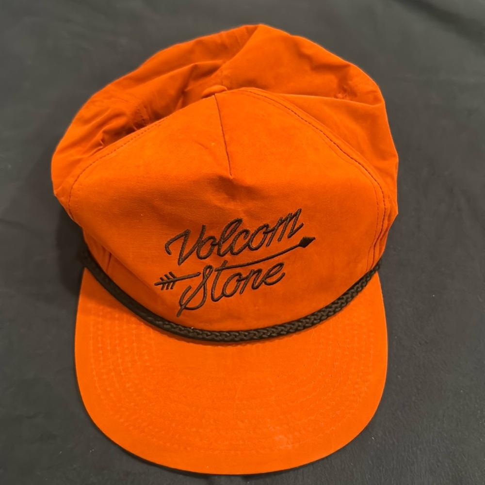 NWOT volcom stone hat in rust/pumpkin